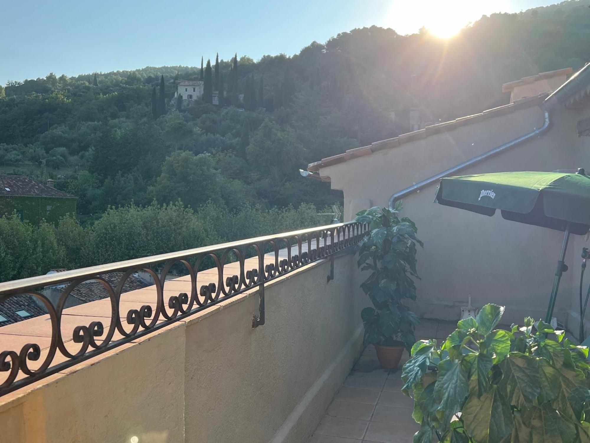 Au Coeur De Seillans, Charmant Logement, Grande Terrasse Et Panorama Luaran gambar